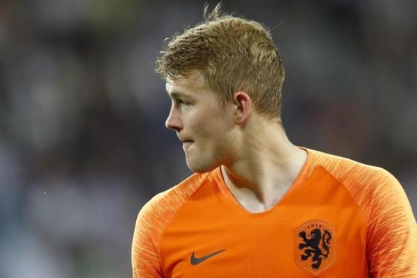 德弗里踢什么位置？