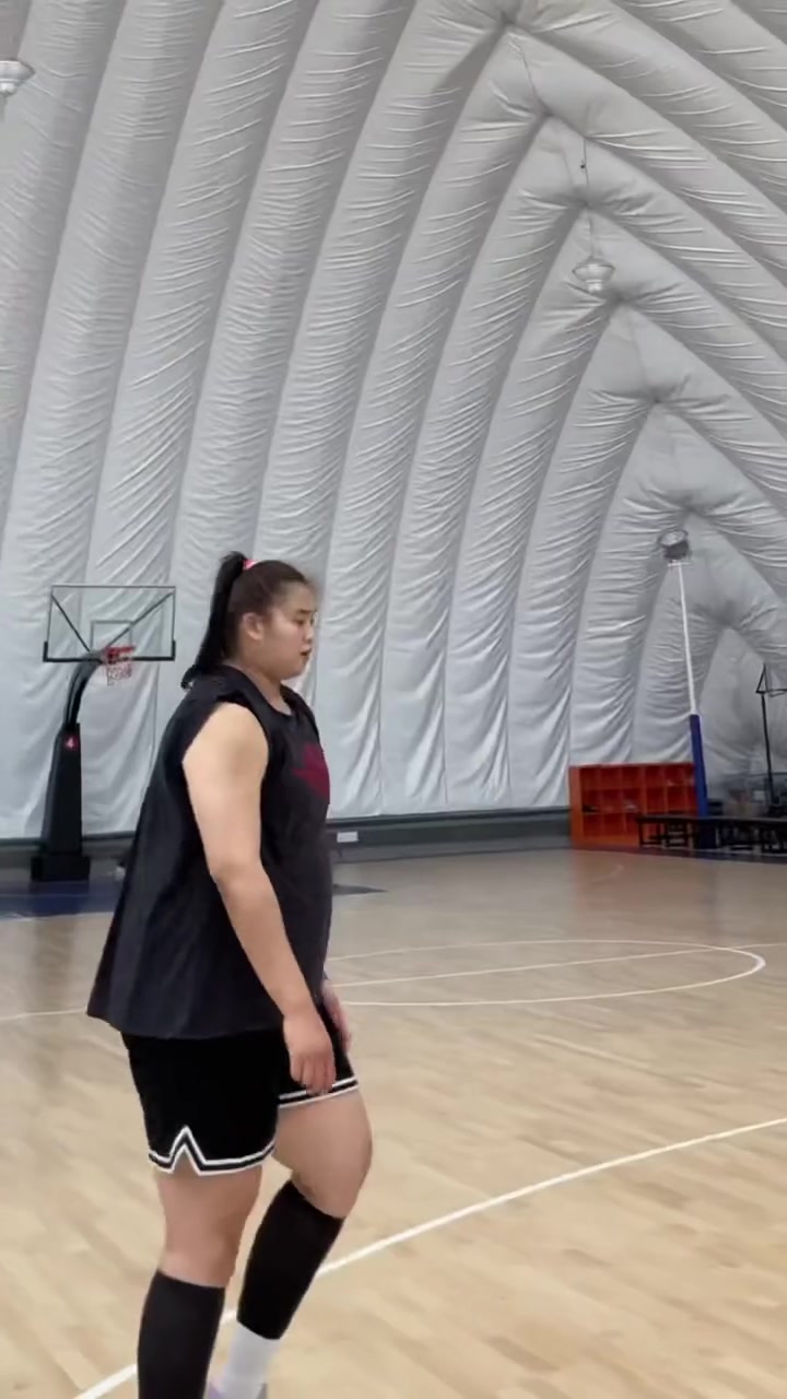 嚯，好魁梧！大寶貝劉禹彤背打你，你能頂住嗎？