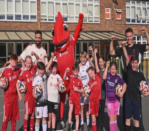 馬馬爾達什維利和伍德曼亮相小學(xué)校園，參加慈善基金會(huì )行動(dòng)